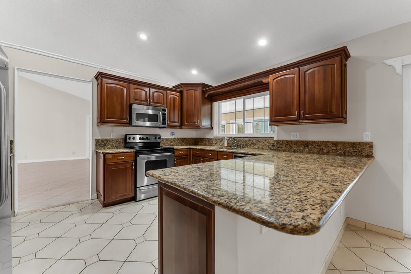 Step into this beautifully bright and spacious corner lot home - photo 6