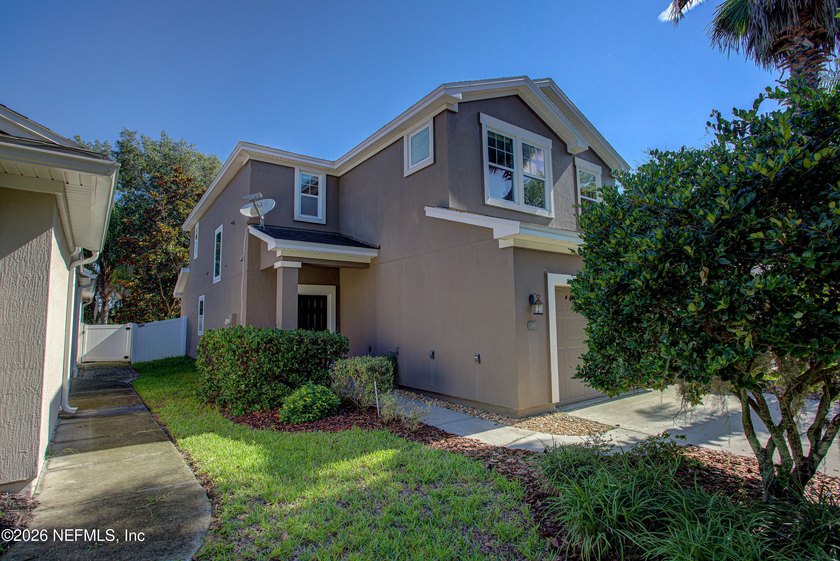 Beautiful David Weekley home in Greenleaf Village! Freshly - photo 2