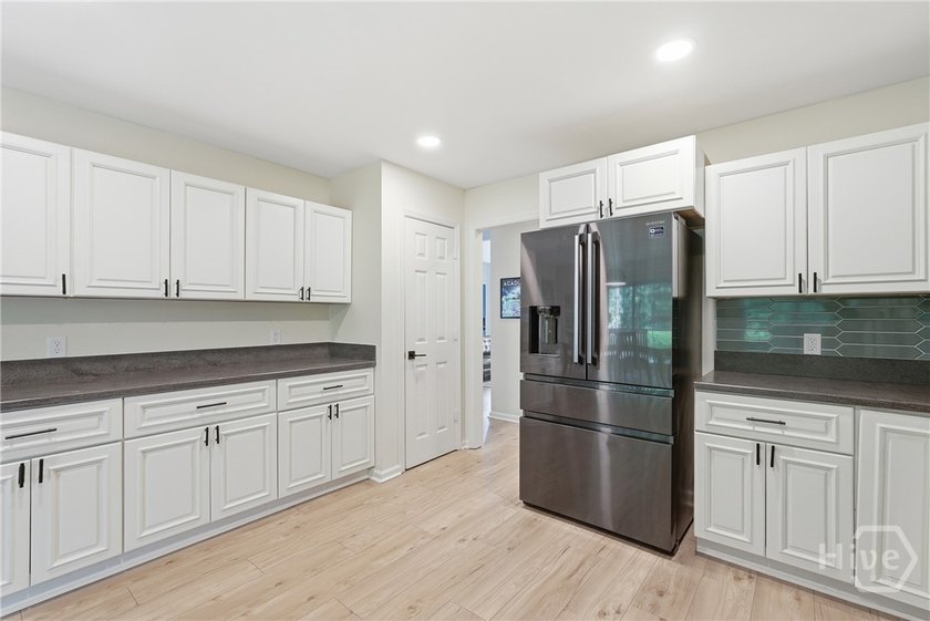 This modern, updated home on Whitemarsh Island is a true - photo 17