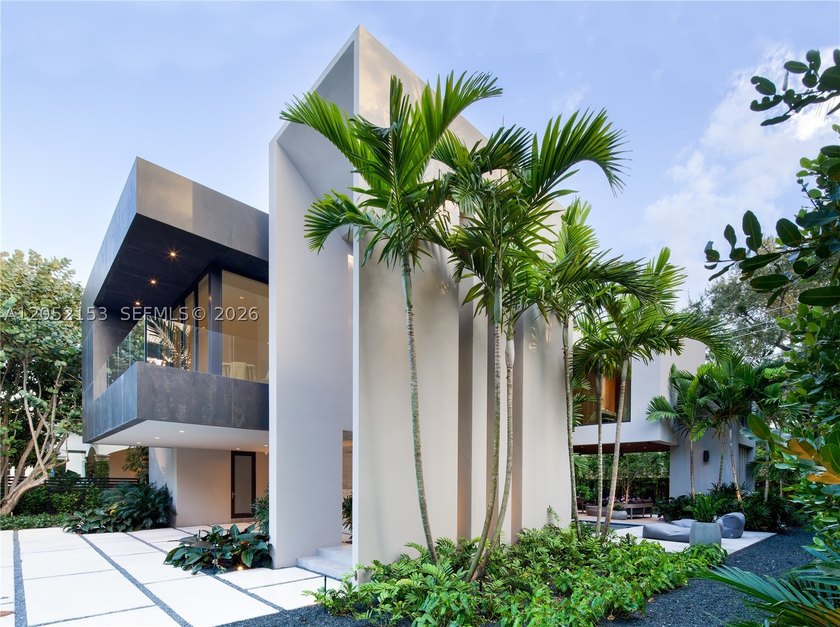 Featured on the cover of Luxe Magazine, this architect owned - photo 3