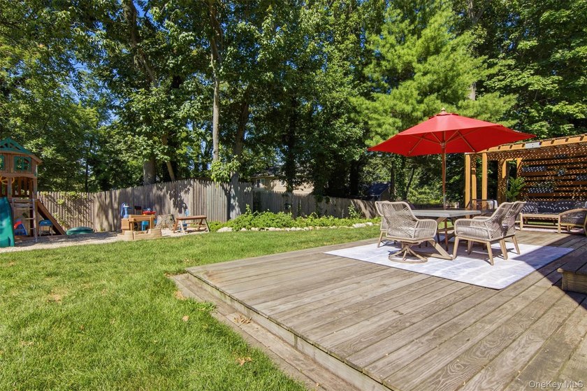 Stunning 4-bedroom, 2.5 bath Colonial nestled on a quiet - photo 39