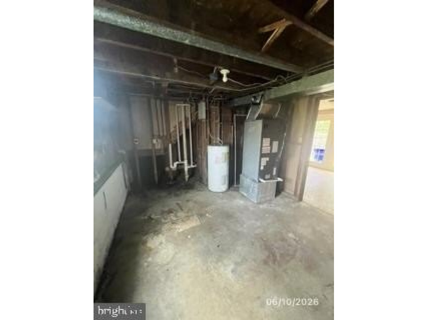 Wonderful Opportunity in Annapolis! Unlock the potential of this - photo 2