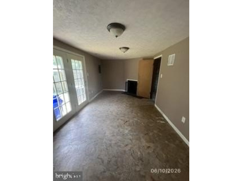 Wonderful Opportunity in Annapolis! Unlock the potential of this - photo 3
