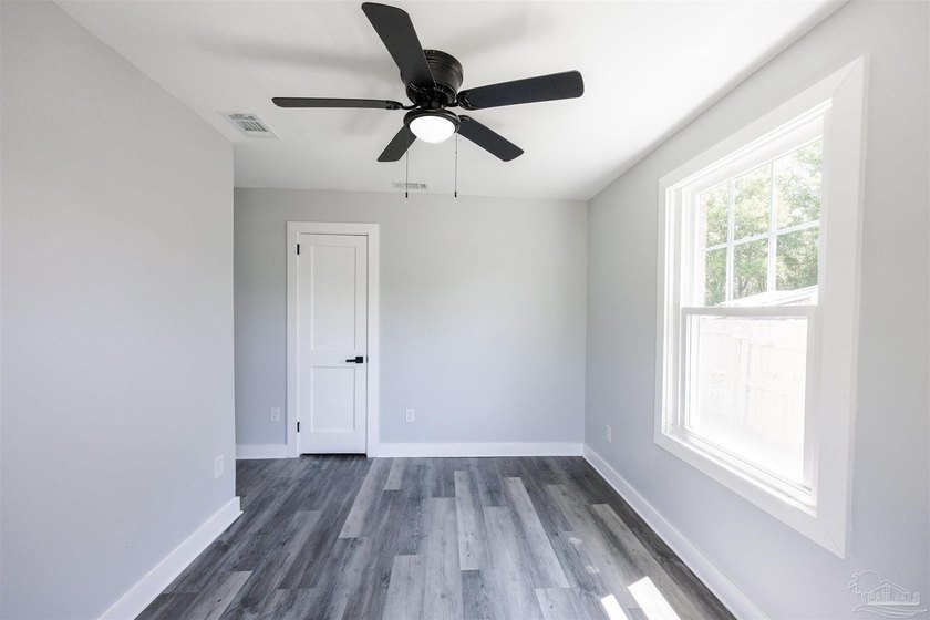 Turnkey and fully renovated! Welcome to 402 Rue Max St., a - photo 15