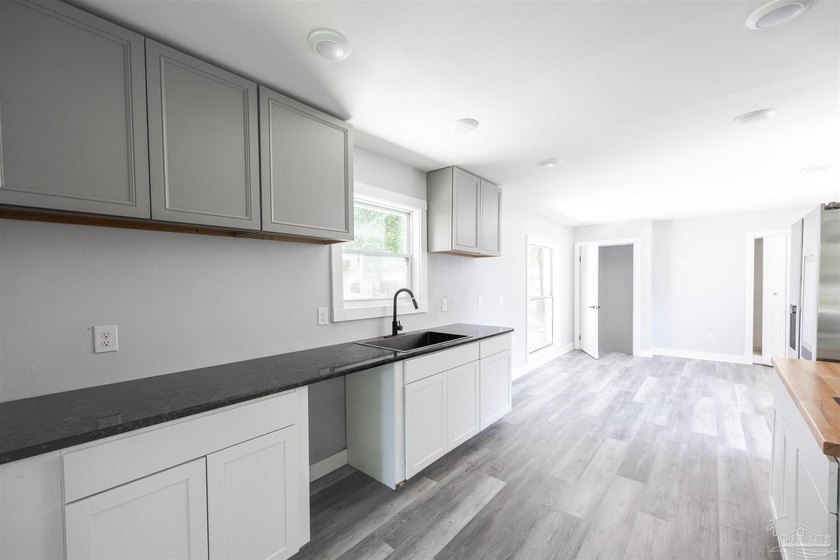 Turnkey and fully renovated! Welcome to 402 Rue Max St., a - photo 17