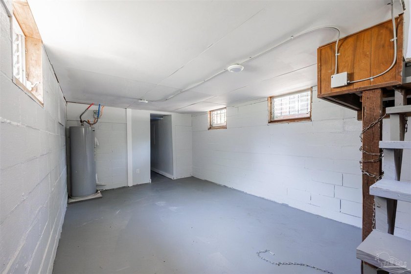 Turnkey and fully renovated! Welcome to 402 Rue Max St., a - photo 25