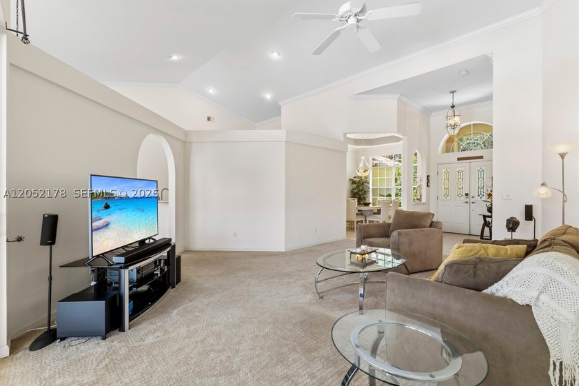 Welcome to paradise! This is an exceptional 3-bedroom, 2-bath - photo 9
