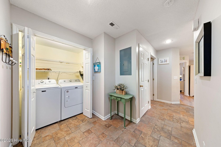 Welcome to this beautifully maintained, fully furnished - photo 3
