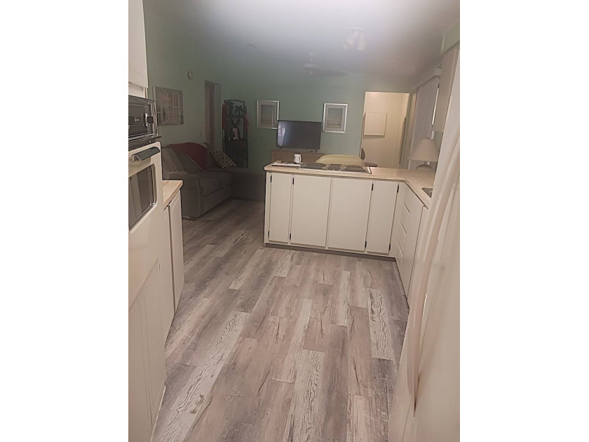 This lovely 1985 (26x52, 1,352 sq. ft.) Coro manufactured home - photo 11
