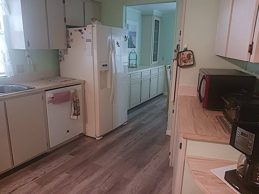 This lovely 1985 (26x52, 1,352 sq. ft.) Coro manufactured home - photo 15
