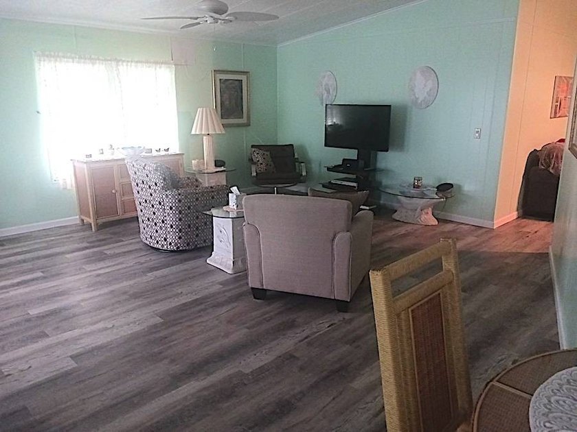 This lovely 1985 (26x52, 1,352 sq. ft.) Coro manufactured home - photo 24