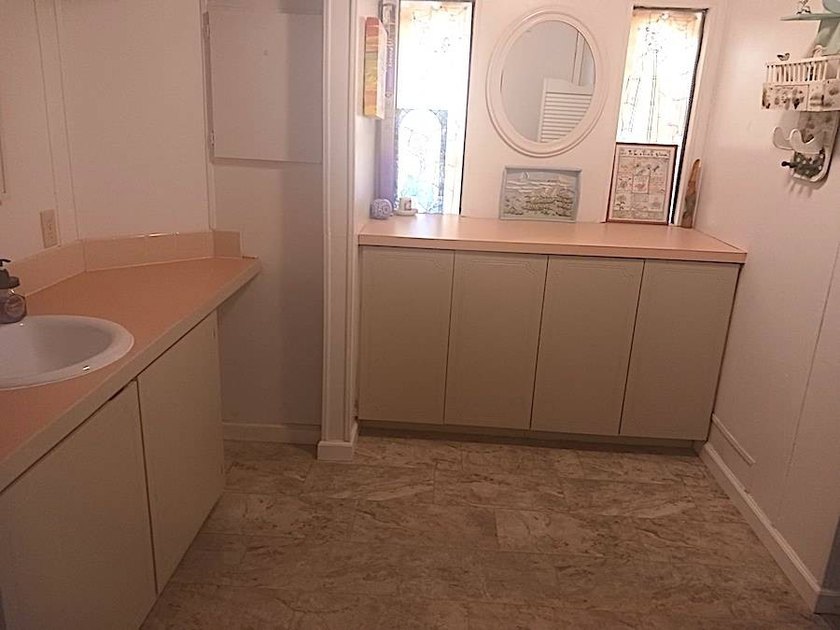 This lovely 1985 (26x52, 1,352 sq. ft.) Coro manufactured home - photo 34