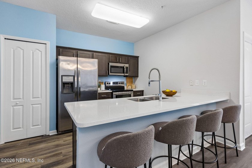 Welcome home to this refreshed first-floor 2-bedroom, 2-bath - photo 8