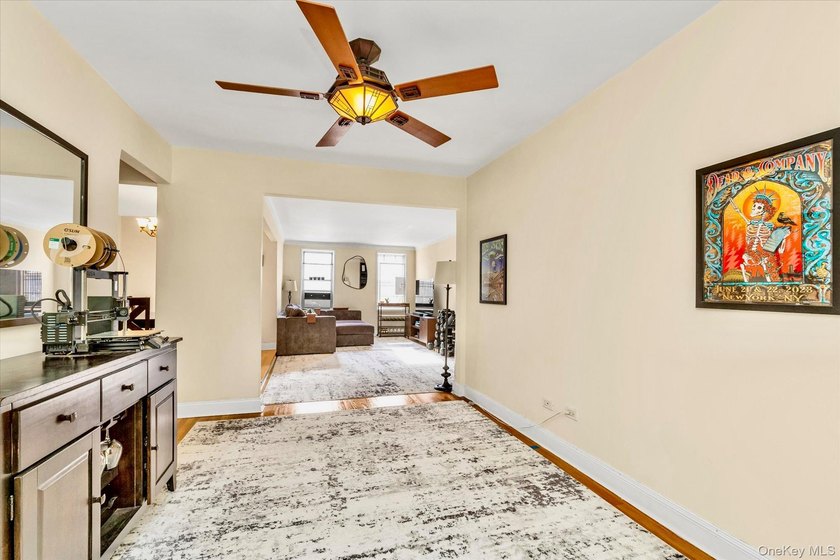 Oversized and bright two bedroom, one bathroom corner apartment - photo 3