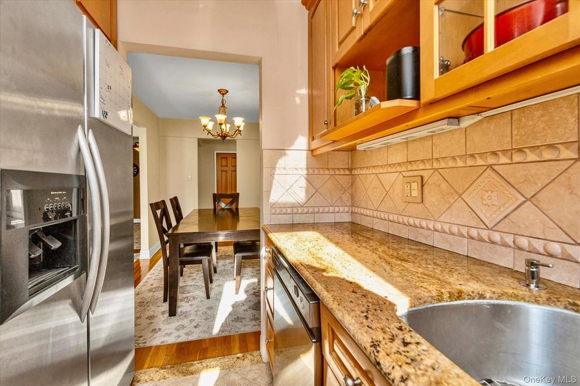 Oversized and bright two bedroom, one bathroom corner apartment - photo 8