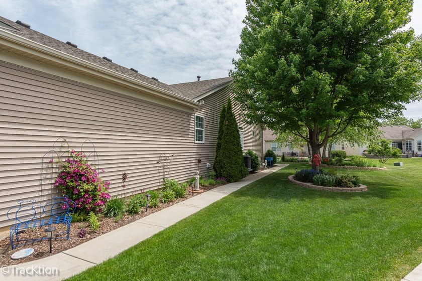This is a charming Greenbriar model home with an extended family - photo 25