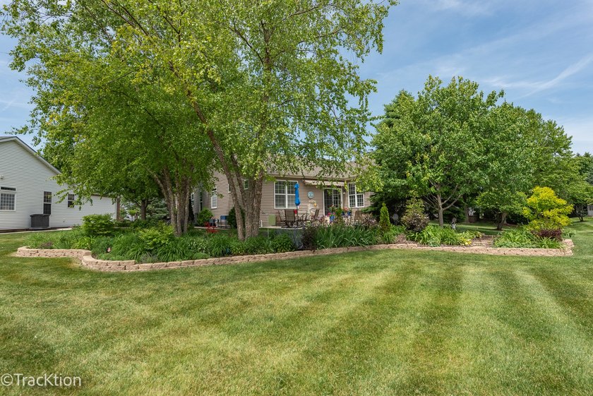 This is a charming Greenbriar model home with an extended family - photo 32