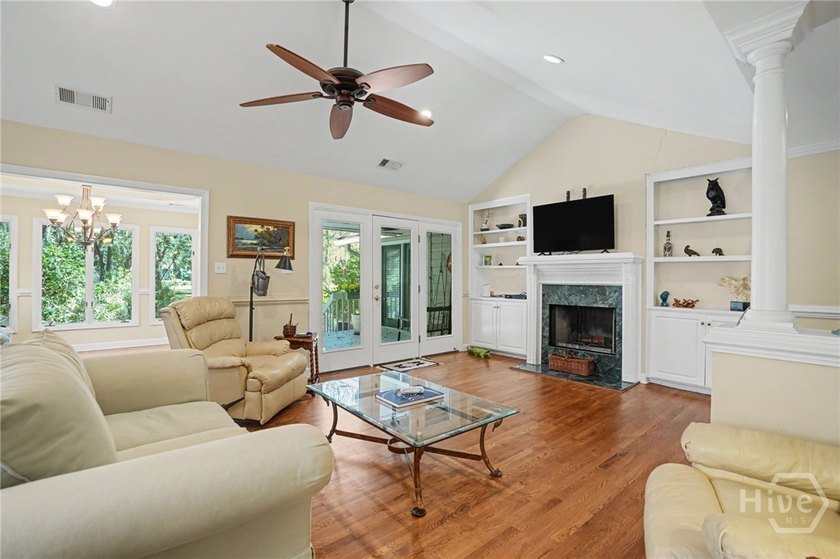 Nicely designed 3-bedroom, 3.5-bath patio home with an ideal - photo 9
