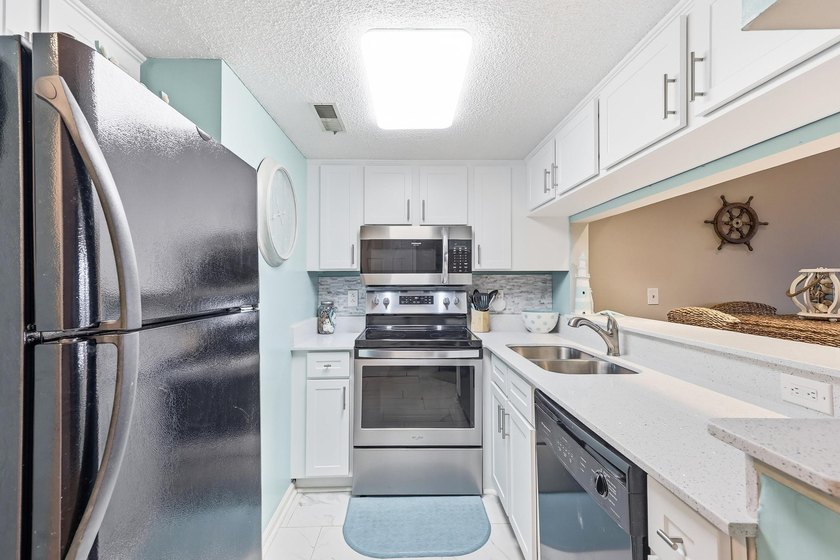 Come see this beautifully decorated condo located in the heart - photo 11