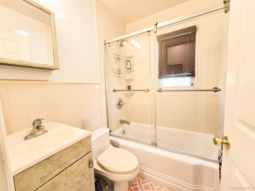 This Home Feature Very Bright 4 Bedrooms,2 Full Bath. Ceramic - photo 14