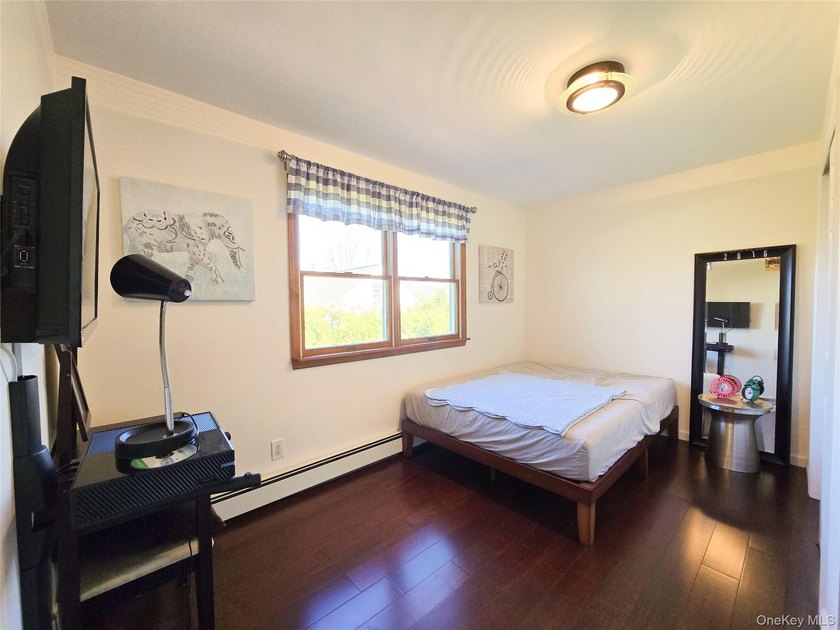 This Home Feature Very Bright 4 Bedrooms,2 Full Bath. Ceramic - photo 15