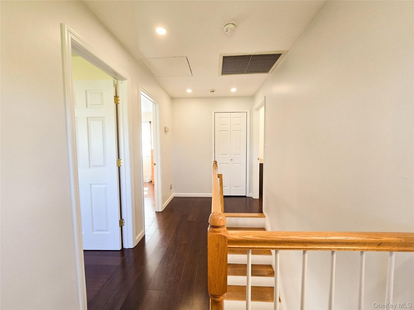 This Home Feature Very Bright 4 Bedrooms,2 Full Bath. Ceramic - photo 16