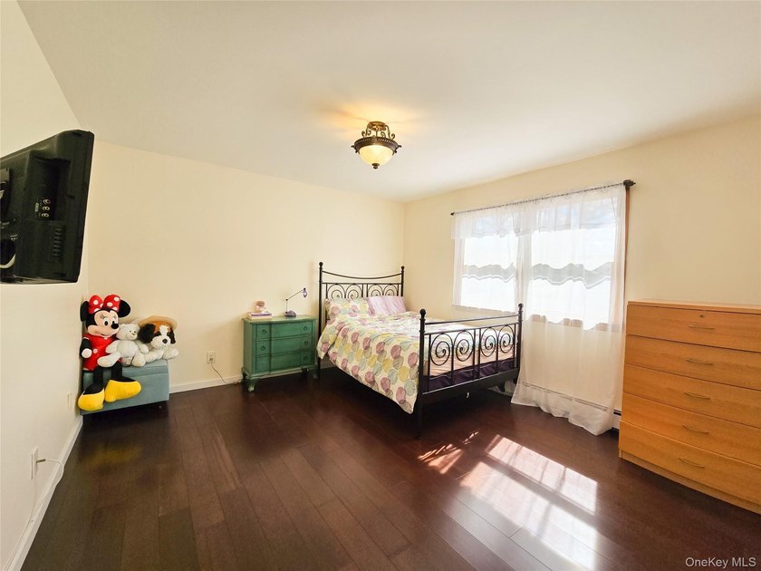 This Home Feature Very Bright 4 Bedrooms,2 Full Bath. Ceramic - photo 18