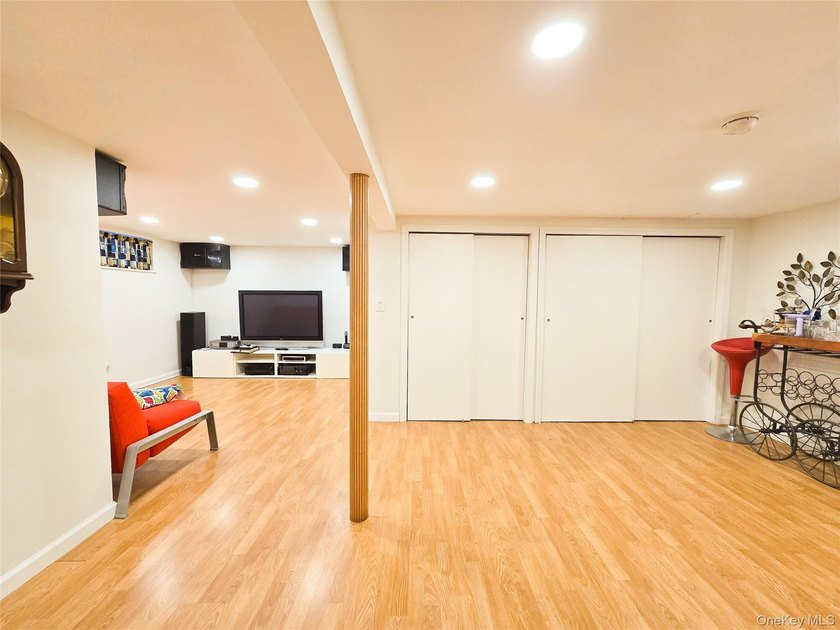 This Home Feature Very Bright 4 Bedrooms,2 Full Bath. Ceramic - photo 23