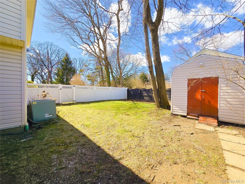 This Home Feature Very Bright 4 Bedrooms,2 Full Bath. Ceramic - photo 25