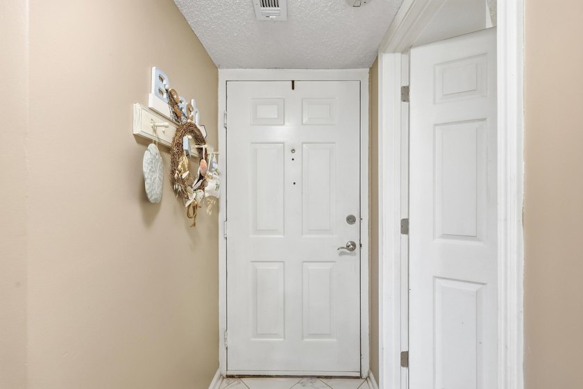 Come see this beautifully decorated condo located in the heart - photo 34