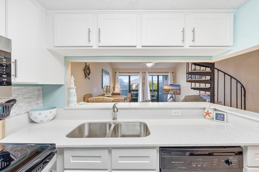 Come see this beautifully decorated condo located in the heart - photo 36