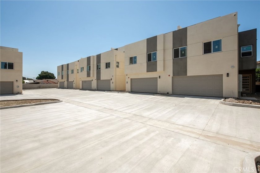 NEW CONSTRUCTION 4 bed, 3.5 bath, three-story townhome with sky - photo 3