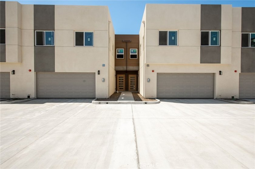 NEW CONSTRUCTION 4 bed, 3.5 bath, three-story townhome with sky - photo 4