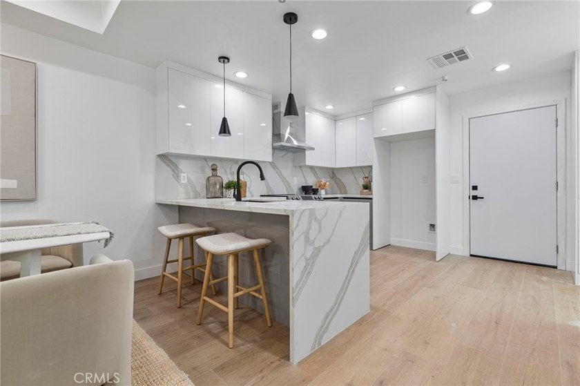 NEW CONSTRUCTION 4 bed, 3.5 bath, three-story townhome with sky - photo 6