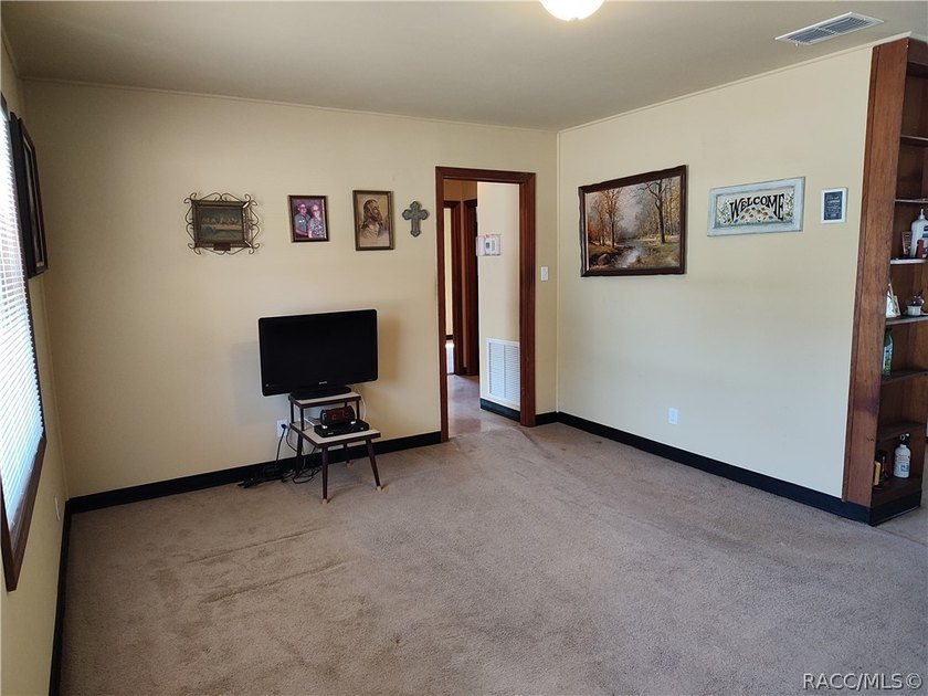 Charming home in Inglis, Fl. Discover this cozy 3-bedroom - photo 4