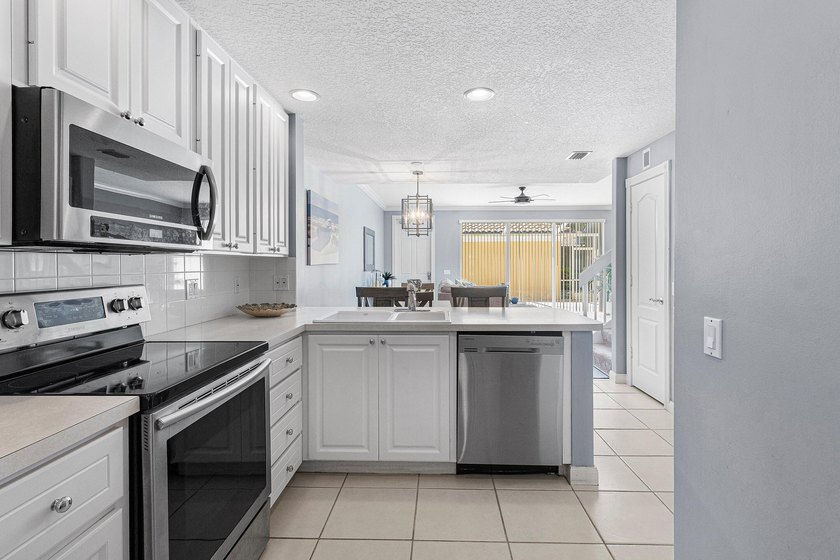 MUST SEE! Immaculate 4 bedroom, 3 bath townhome nestled in - photo 6