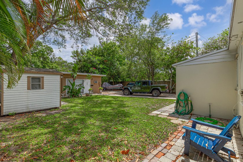 2 separate units. 2bed 1 bath front house, 1 bed 1 bath plus den - photo 11