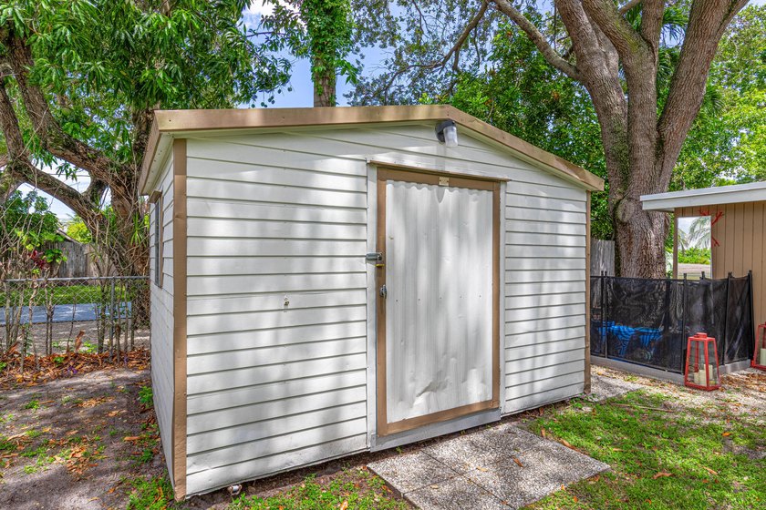 2 separate units. 2bed 1 bath front house, 1 bed 1 bath plus den - photo 12