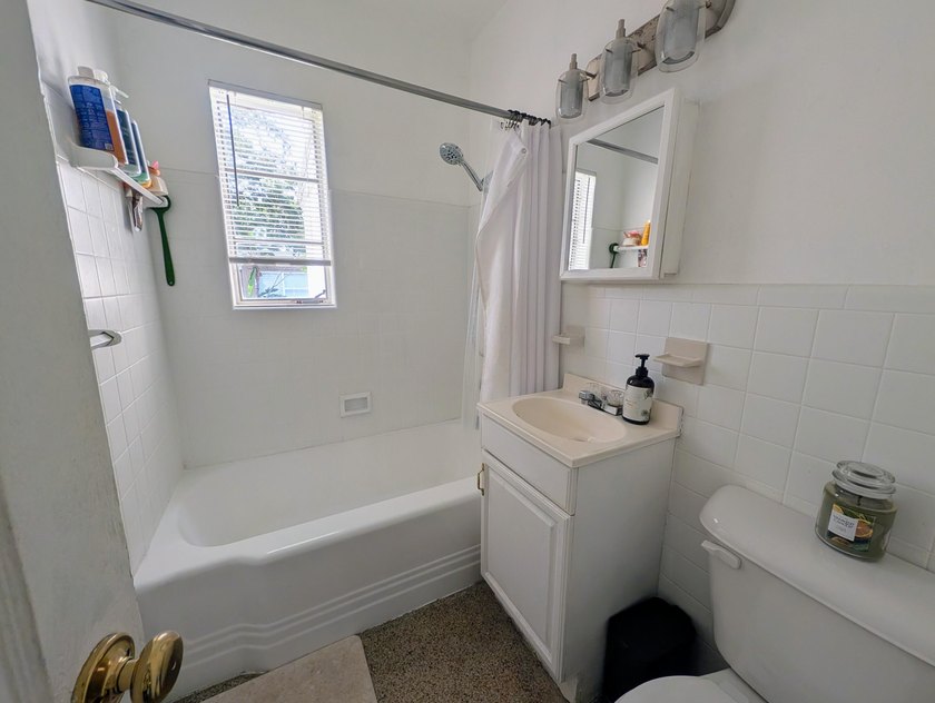 2 separate units. 2bed 1 bath front house, 1 bed 1 bath plus den - photo 19