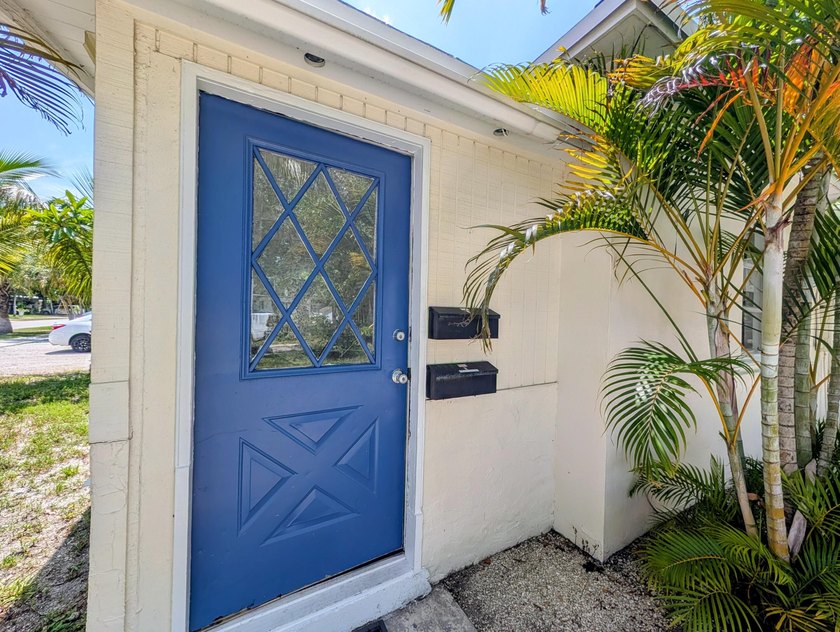 2 separate units. 2bed 1 bath front house, 1 bed 1 bath plus den - photo 24