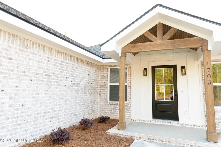 Welcome to this beautiful new construction home featuring 3 - photo 2