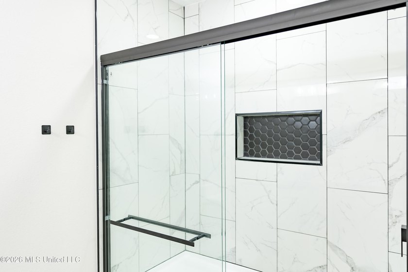 Welcome to this beautiful new construction home featuring 3 - photo 5