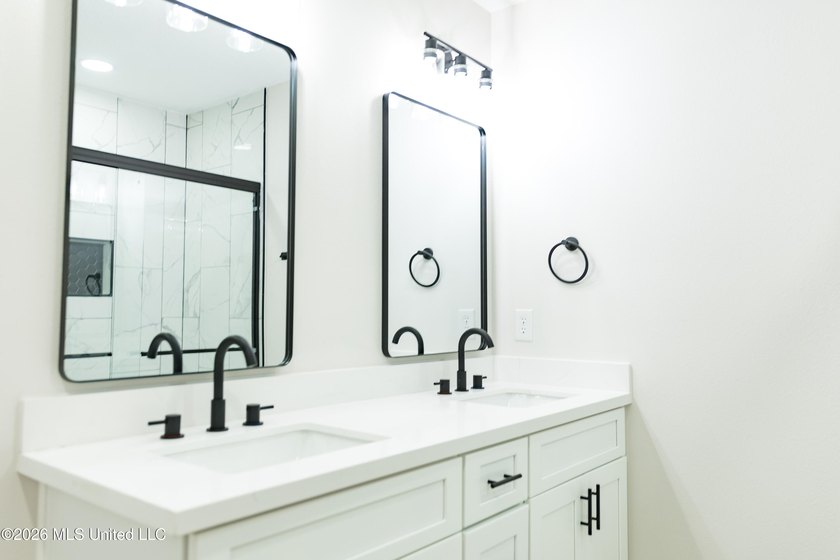Welcome to this beautiful new construction home featuring 3 - photo 7