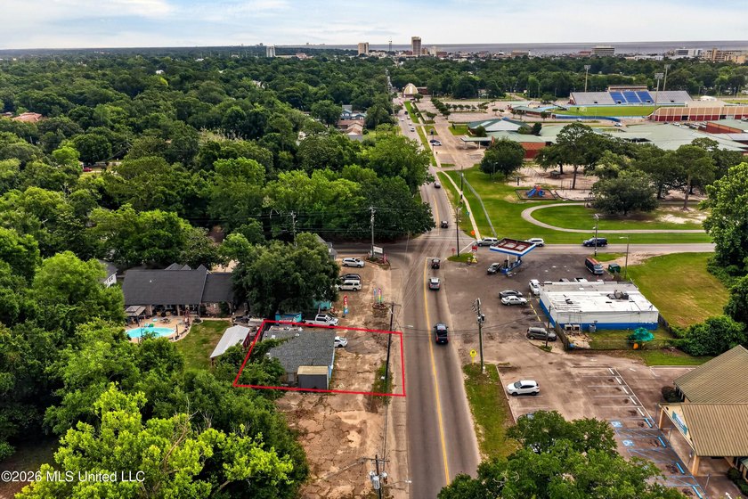 Commercial Opportunity in the Heart of Gulfport: This investment - photo 3