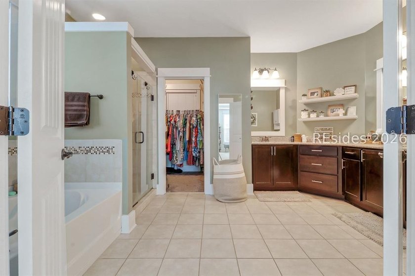 This beautiful 5-bedroom home in Rose Dhu Creek, built in 2014 - photo 24