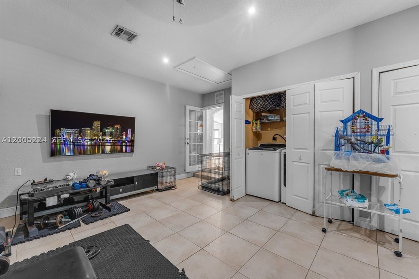 Beautifully appointed single-family residence featuring 4BR/3BA - photo 31