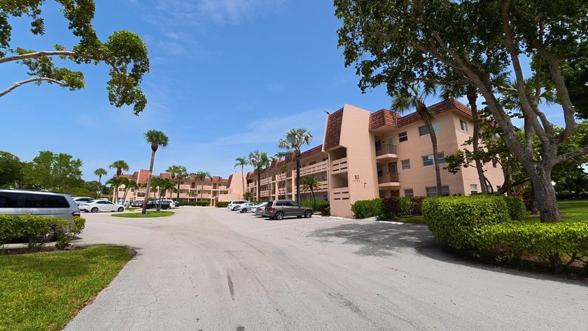 Now is the perfect time to claim this lovely, nestled condo in - photo 2