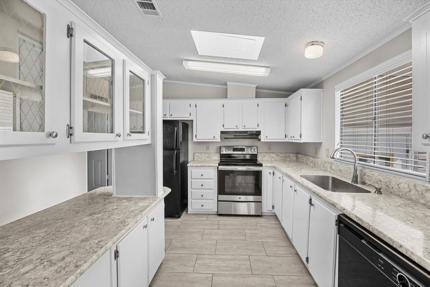 Spacious 2 bedroom, 2 bath home on a corner lot in the desirable - photo 6
