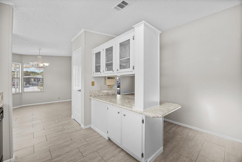 Spacious 2 bedroom, 2 bath home on a corner lot in the desirable - photo 7