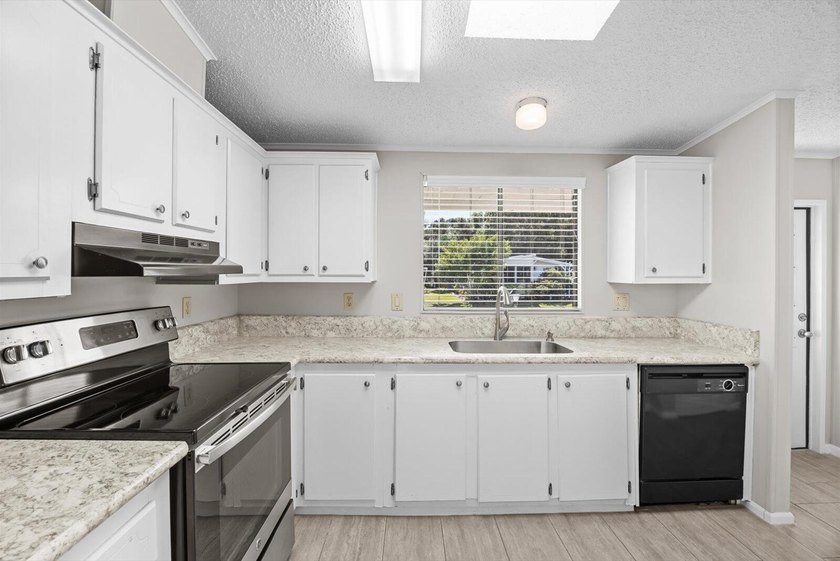 Spacious 2 bedroom, 2 bath home on a corner lot in the desirable - photo 8